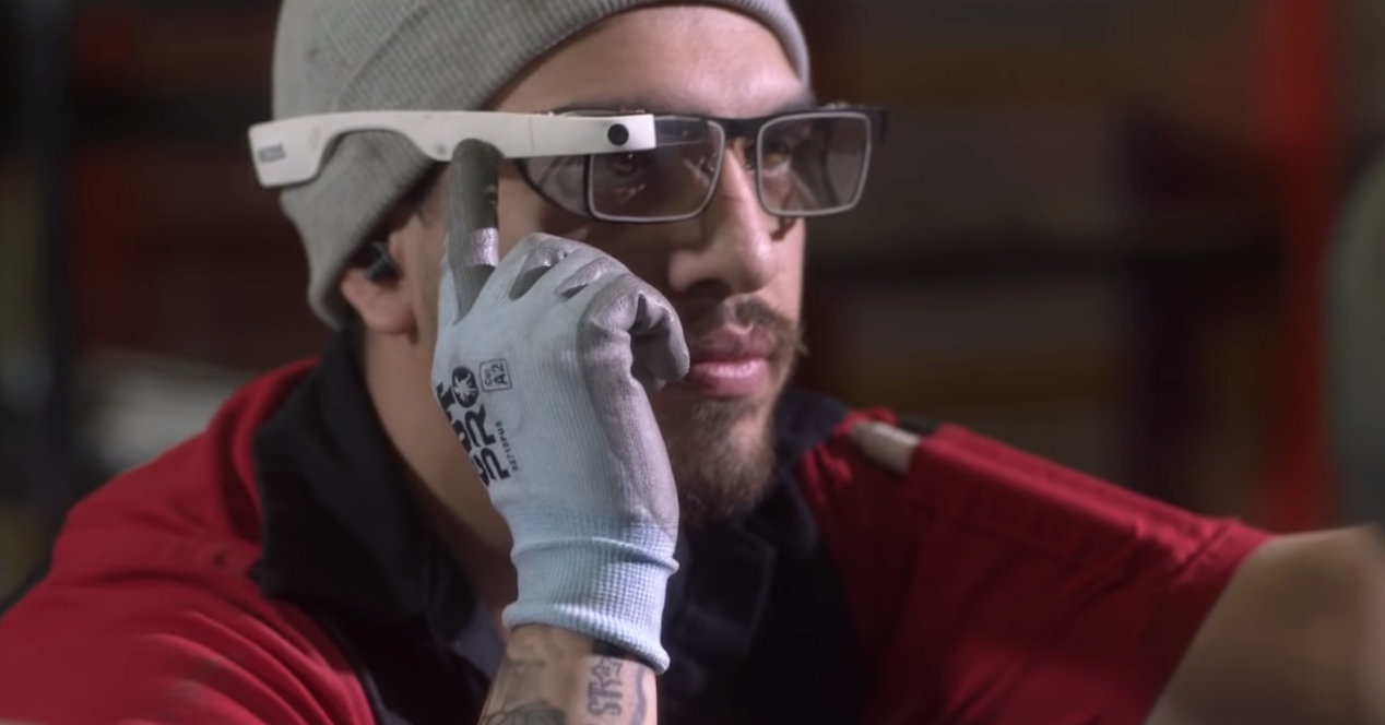 Google Glass oraindik ere bizirik eta eguneratuta daude, baina enpresentzako arreta mantendu
