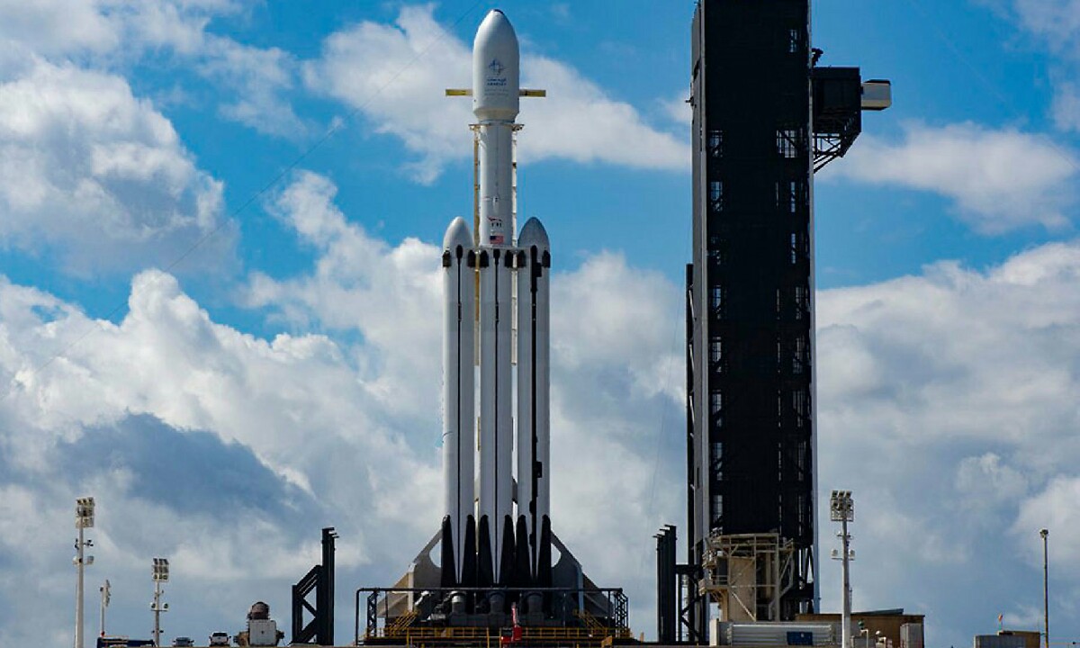 SpaceX-ek Israelen satelitea abiarazteari utzi zion