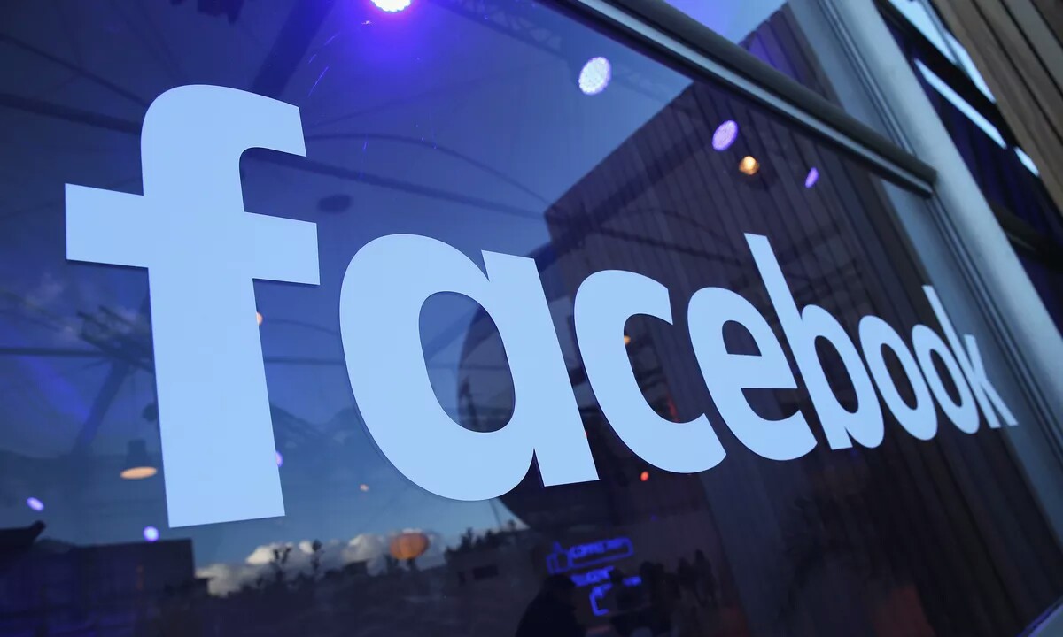 Facebook Ekialde Hurbilak kontu batzuk ezabatu zituen