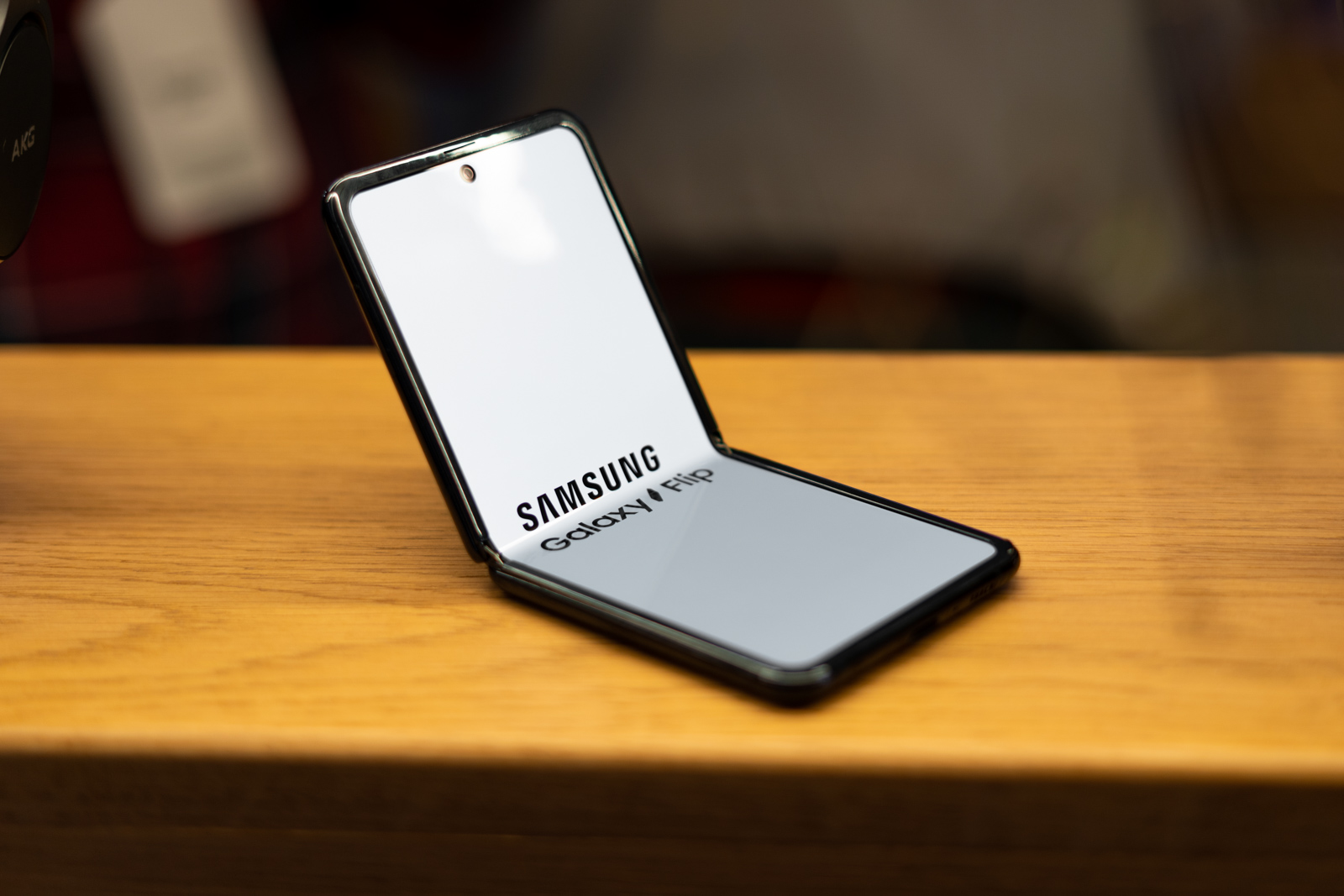 Pantaila ordezkatu Galaxy Flip-ekin batera smartphone duin bat bezainbeste balio du