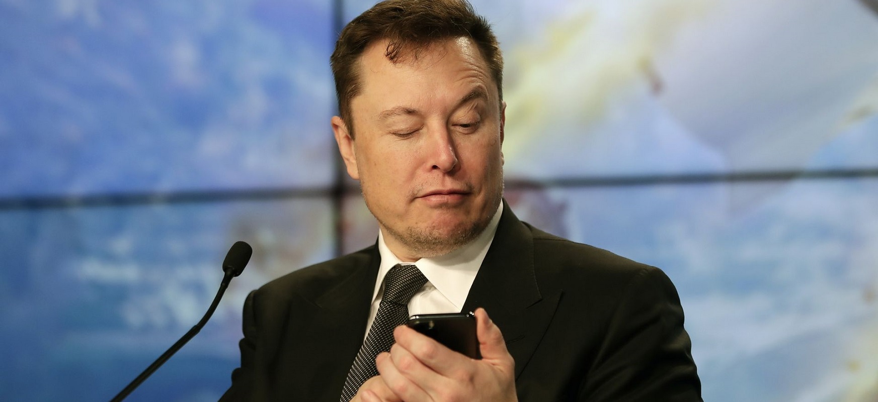 Elon Musk-ek honela dio: "Hartu pilula gorria". Matrizaren sortzaileek erreakzionatzen dute