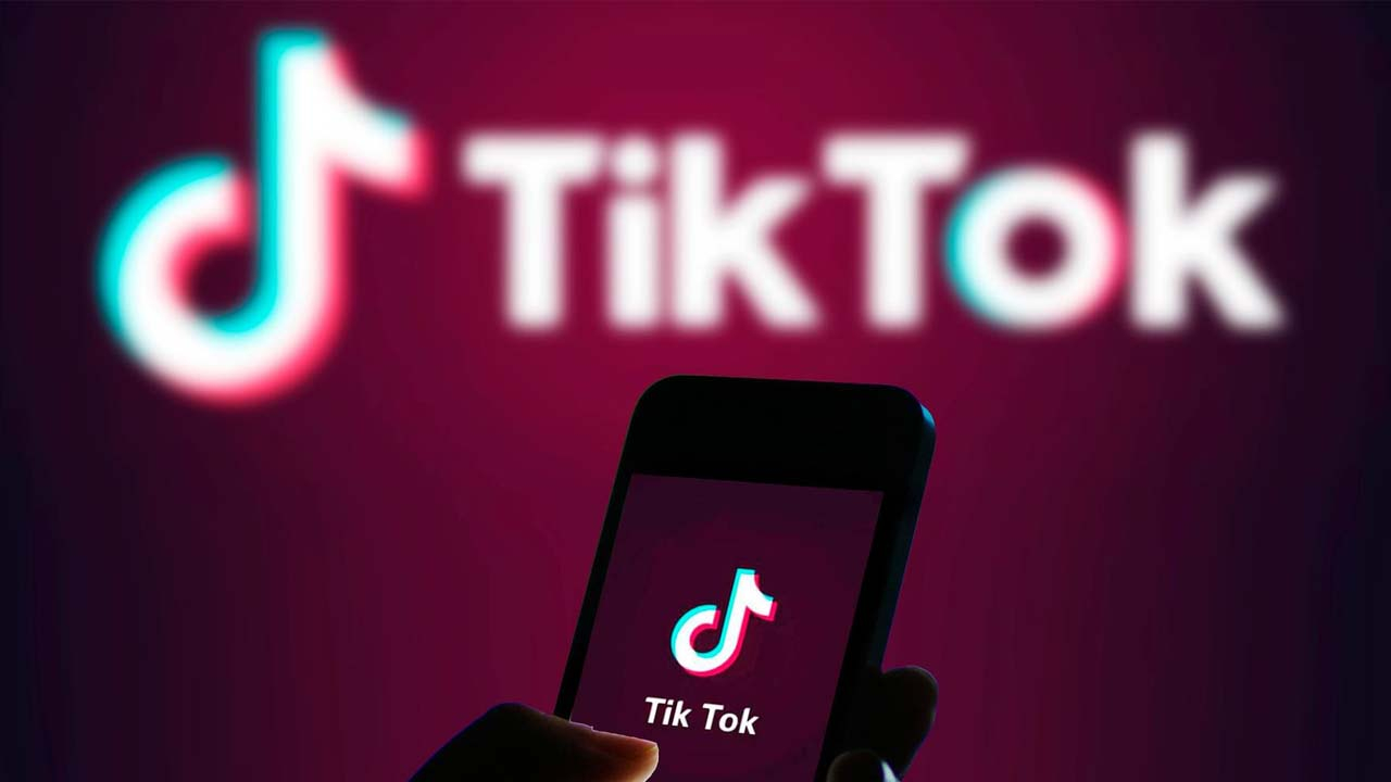 YouTube TikTok-ekin lehiatzeko prestatzen