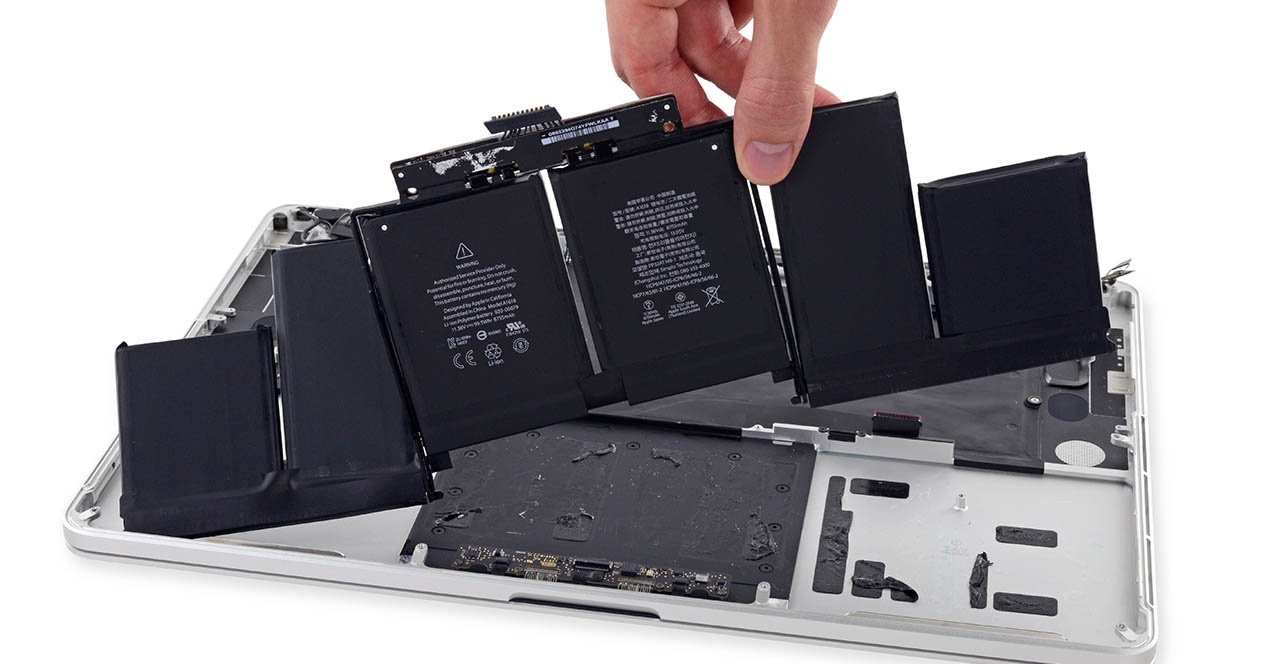 15 "MacBook Pro bateriak (2015aren erdialdean) lehertu egin lezake eta Apple zure doako trukea eskaintzen du
